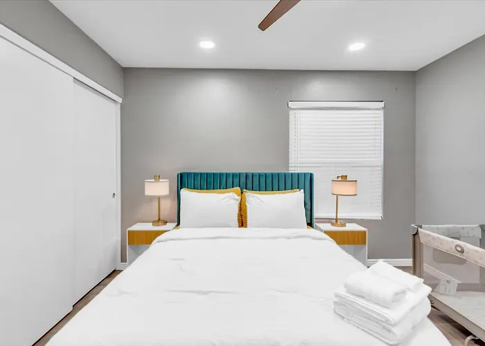 Vibrant - Heated Pool, Arcade, & Fire Pit Phoenix
